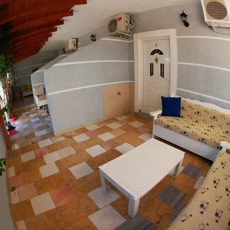 Alvin & 2* Sarandë