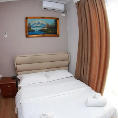 Alvin & Hotel Sarandë