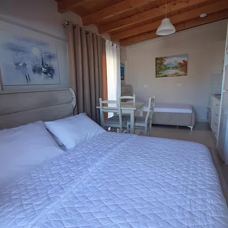 Alvin & 2* Sarandë