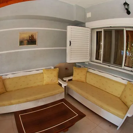 Alvin & 2* Sarandë